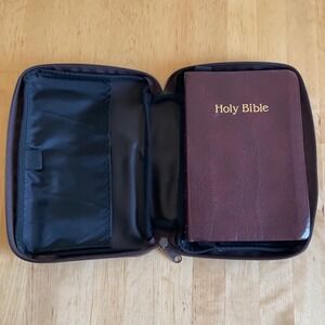 Thomas Nelson NKJV Holy Bible Burgundy Red Letter with Zippered Carrying Case
